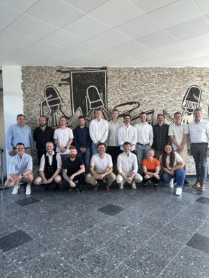 Gruppenbild der neuen Gesell*innen im Rahmen der Lossprechung (Bild vergr&ouml;&szlig;ern)