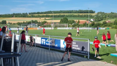Auch in diesem Jahr waren viele Eltern und Kinder wieder zur Jugend-Saisonabschlussfeier des FCR erschienen (Bildnachweis: TK) (Bild vergr&ouml;&szlig;ern)