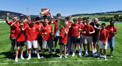 Nach dem Gewinn der Meisterschaft in der Kreisklasse, hatte die U15 des FCR durch den Gewinn des Solar-Watt-Wanderpokals erneut allen Grund zum jubeln (Bildnachweis: AR) (Bild vergr&ouml;&szlig;ern)