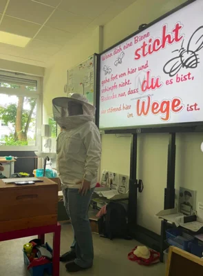 Zu Besuch bei den Bienen – Imkerin begeistert den 3. Jahrgang (Bild vergr&ouml;&szlig;ern)