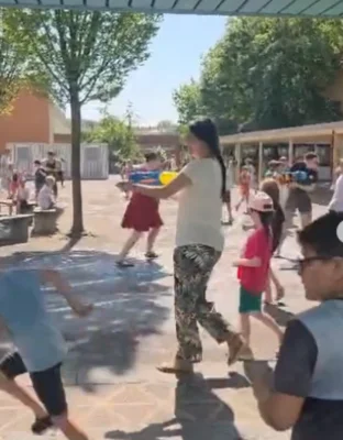 Abkühlung mit ganz viel Spaß – Wasserschlacht auf dem Schulhof (Bild vergr&ouml;&szlig;ern)