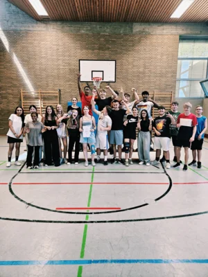 Foto zur Meldung: Ein Bankballturnier stärkt den Teamgeist Foto zur Meldung: Ein Bankballturnier stärkt den Teamgeist