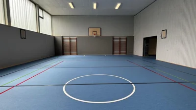 Die sanierte Turnhalle der Theo-Carlen-Schule in Ormesheim nach der Schlussreinigung am 17. Juli 2026, vor der Wiederaufnahme des Schul- und Vereinsbetriebs. Foto: Stefan Eins, Gemeinde Mandelbachtal.