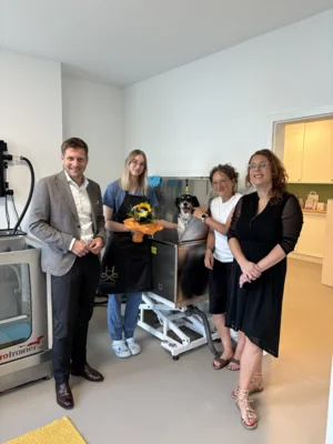 Erster Bürgermeister Nicolas Lahovnik, Klara Zackl, Dr. med. vet. Stephanie Leidl und Samantha Keltsch vom Gewerbeforum Wunsiedel freuen sich über die Eröffnung des Hundesalons „Zack & Wau“.