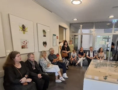 Foto: Ausstellungseröffnung © Gemeinde Rangsdorf - AL05 Foto zur Meldung: Ausstellung „Aus Alt wird neu – Die Kunst der Collage“ im Rathaus eröffnet
