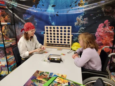 „Spielen, Lachen, Zeit füreinander – in der Chill‑ und Spiele-Ecke der Stadtranderholung ist Raum für Begegnung und gemeinsame Entdeckungen.“