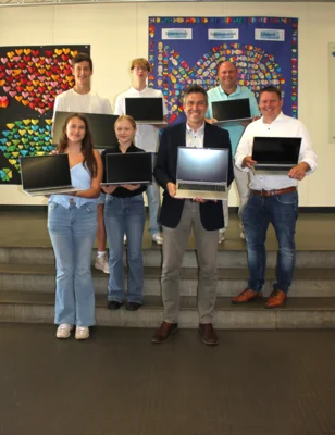 Bürgermeister Ben Matthes freut sich 20 Laptops entgegenzunehmen. (Bild vergr&ouml;&szlig;ern)
