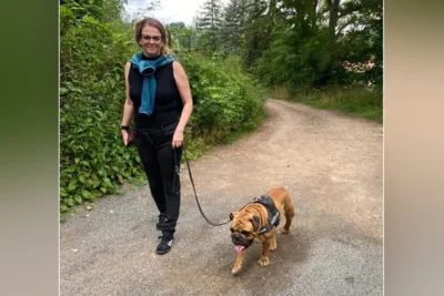 Susanne Schaper mit ihrem neuen Hund: Bulldogge Hugo (Foto: privat) (Bild vergr&ouml;&szlig;ern)