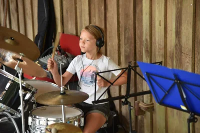 Foto: Alexa Stickel am Schlagzeug bei Jazz und Rock am Forsthaus Fetzenhardt Foto zur Meldung: Nicht leise, sondern laut und fetzig - Jazz- und Rockmusik am Forsthaus!