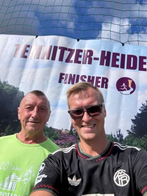 Laufen mit Leidenschaft Vater und Sohn laufen Seite an Seite (Bild vergr&ouml;&szlig;ern)