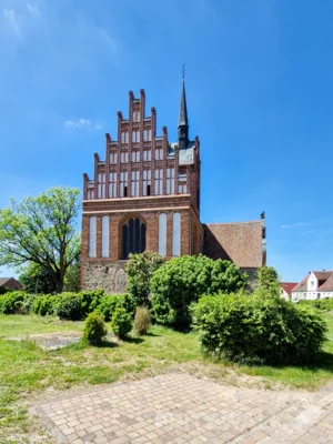 Rings um die Wallfahrtskirche in Alt Krüssow wird am 29. August das Dorffest gefeiert. Foto: Stadt Pritzwalk (Bild vergr&ouml;&szlig;ern)