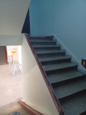 Meldung: Montage neuer Treppengeländer an der Oberschule „Am Wehlenteich“ gestartet