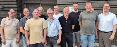Der neu gewählte Vorstand der Schreiner-Innung Obermeister Hans Bauereiß (5.v.l.) sowie  Stellvertreter Sebastian Neß (links danben) und Klaus Berger (rechts daneben) den im Rahmen der Jahreshauptversammlung.
