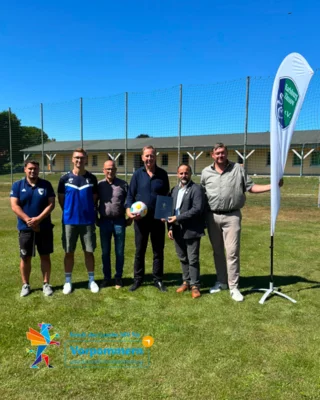 Freude über die Förderzusage für die neue Beregnungsanlage (v. l.): Mirko Schmidt (stellvertretender Vorstandsvorsitzender der SG Karlsburg-Züssow), Thilo Jasper (Vorstandsmitglied der SG Karlsburg-Züssow), Mathias Bartoszewski (Bürgermeister der Gemeinde Karlsburg), Heiko Miraß (Parlamentarischer Staatssekretär für Vorpommern und das östliche Mecklenburg), Marian Schoknecht (Bürgermeister der Gemeinde Züssow) und Marcel Falk (Mitglied des Landtages Mecklenburg-Vorpommern).