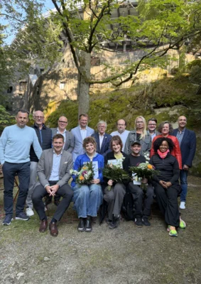 Gemeinsam mit den Vertreterinnen und Vertretern der Jury sowie den Preisstiftern freuen sich die Preisträgerinnen und Preisträger über die diesjährigen Nachwuchspreise der Luisenburg Festspiele. Vorne von links: Erster Bürgermeister Nicolas Lahovnik, Bernadette Leopold, Tanja Beutenmüller, Sergej Giesbrecht und Zodwa Selele. Hinten von links: Gerhard Wittmann, Manfred Söllner, Philipp Riedel, Michael Maurer, Alexander Fuchs, Holger Stegner, Andrea Herdegen, Aaron Grimm, Birgit Simmler und Matthias Fischer.