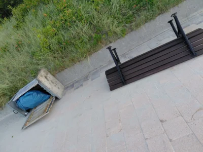 Foto: Bilder, die das ganze Ausmaß der Verwüstung nur erahnen lassen (Fotos: Stadt Wyk) Foto zur Meldung: Warum macht man sowas? Ein Anfall von Vandalismus liefert verstörende Bilder am Wyker Südstrand