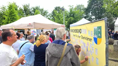 Wünschewand wird von Bürgern mit eigenen Wunschzetteln beklebt