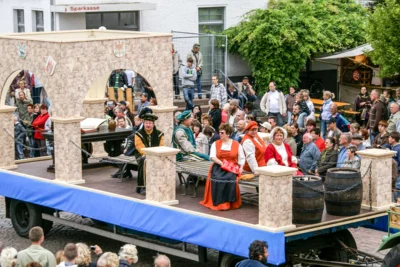Die Geschichte von Pritzwalk wurde beim Festumzug im Jahr 2006 eindrucksvoll dargestellt. Foto: Stadt Pritzwalk/Fred Pogalski (Bild vergr&ouml;&szlig;ern)