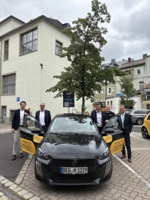 (v.l.n.r.) Geschäftsleiter der Stadt Wunsiedel Daniel Wolf, CFO der SWW Wunsiedel GmbH Ulrich Pieringer, Erster Bürgermeister Nicolas Lahovnik, Markus Gscheidmeier von der Firma mikar und CEO der SWW Wunsiedel GmbH Marco Krasser am Standort des neuen mikar-Fahrzeugs am Parkplatz hinter dem Rathaus