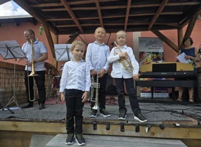 Gemeinsames Musizieren stand beim Sommerkonzert der Sing und Musikschule Wunsiedel im Mittelpunkt: Bogdan Zhivolock (6, unten), Tihomir Zhivolock (9, oben links) und Yaroslav Zhivolock (8, oben rechts) traten gemeinsam mit ihren Lehrkräften Rouslan Zhivolock (links) und Elena Giesbrecht (rechts) auf.