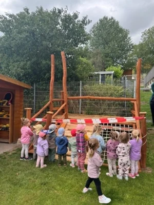 Neues Kletterspielgerät sorgt für strahlende Kinderaugen!