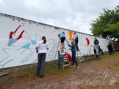 Ein großes buntes Wandbild entstand an der Garagenrückwand am Fußballplatz beim JFZ Nord innerhalb des Graffitiprojektes. Foto: Stadt Pritzwalk (Bild vergr&ouml;&szlig;ern)