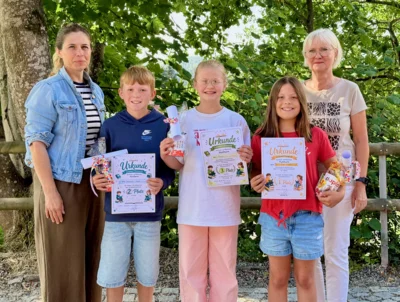 Bildunterschrift: v.l.n.r. Konrektorin Andrea Schön, Benedikt Höpfl, Paulina Raab, Marie Rudolfi, Rita Schmalhofer