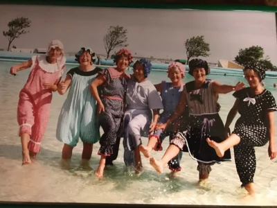 nostalgischen Kostüm im Schwimmbad (Bild vergr&ouml;&szlig;ern)