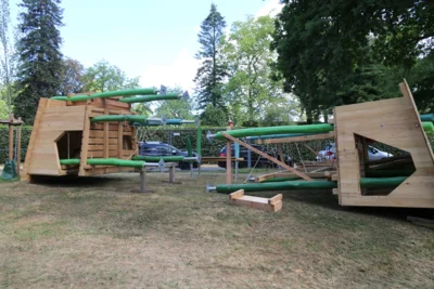 Noch liegen die Baumhäuser für die Spiellandschaft im Unteren Kurpark. Foto: Lenz/LGS (Bild vergr&ouml;&szlig;ern)