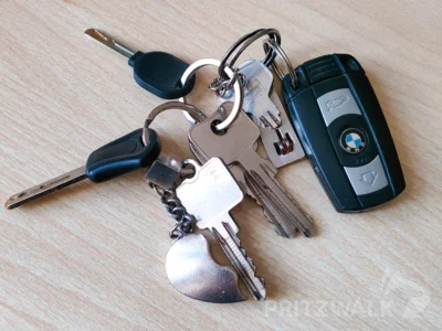 Dieses Schlüsselbund mit Autoschlüssel wurde am 27. Juli im Pritzwalker Hainholz gefunden und liegt jetzt im Fundbüro. Foto: Stadt Pritzwalk (Bild vergr&ouml;&szlig;ern)