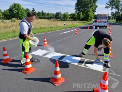 Die Deckensanierung der Straße Meyenburger Tor in Pritzwalk wird mit dem Aufbringen der Straßenmarkierung aus Kaltplastik abgeschlossen. Foto: Stadt Pritzwalk (Bild vergr&ouml;&szlig;ern)