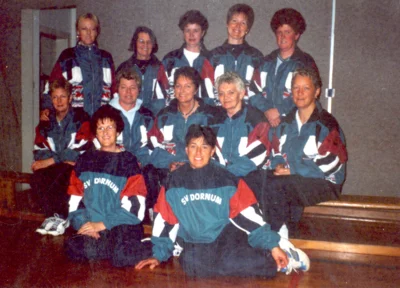 340 einheitlichen Trainingsanzüge (Bild vergr&ouml;&szlig;ern)