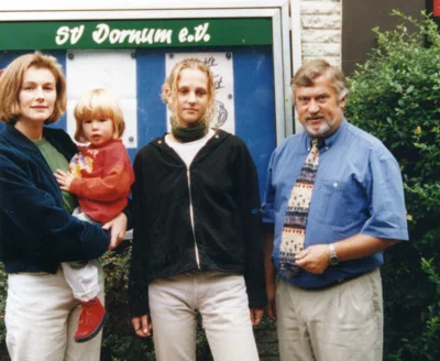 v.l.: Claudia Jahnke, Tamara Jahnke 801. Mitglied, Insa Broeksmid 800. Mitglied und der 1. Vors. Walter Hoffmann (Bild vergr&ouml;&szlig;ern)