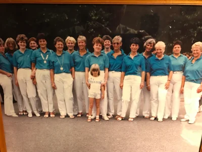 v.l. Hanna Kruse, Margret Dirks,Sigrid Ennen,Olga Orlik,Hermine Hoppen,Irma Müller,Else Klüngler,Edith Kruse, Inge Lottman mit Ines,Trudi Kruse,Berni Raddatz,Jutta Oberfeuer,Edith Tjarks,Christine Ufen,Olga Linneberg,Juliane Ufen (Bild vergr&ouml;&szlig;ern)