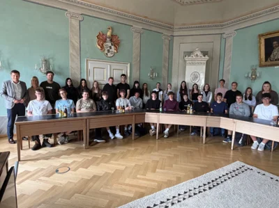 Erster Bürgermeister Nicolas Lahovnik gemeinsam mit Schülern der neunten Klassen der Sigmund-Wann-Realschule bei den Projekttagen „Misch dich ein“.