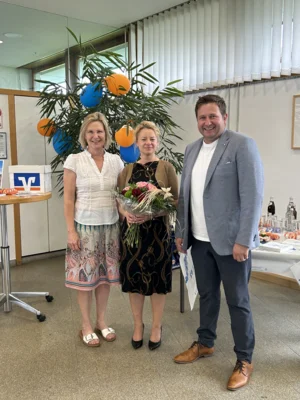 v.l. Katrin Hartl (Schulleiterin Grundschule Prackenbach), Josefine Vielreicher (Geschäftsstellenlleiterin VR GenoBank Donau Wald Prackenbach) und Andreas Eckl (Bürgermeister der Gemeinde Prackenbach)