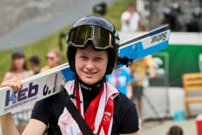 Beim Auftakt des Sommer Grand Prix in Wisła springt Alvine Holz zweimal ins Finale