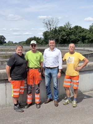 Von links: Klärwärter Markus Belak, Abwasserfachkraft Jürgen Bröll, Bürgermeister Ben Matthes, Abwassermeister Robert Wiedemann vor dem Belebungsbecken 2 / Markt Zusmarshausen (Bild vergr&ouml;&szlig;ern)