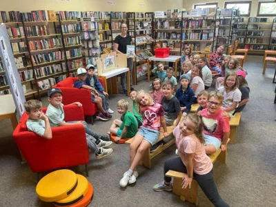 Die erste Klasse der Grundschule Prackenbach durfte der Pfarr- und Stadtbücherei Viechtach einen Besuch abstatten. Kristina Pöschl hieß alle willkommen.
