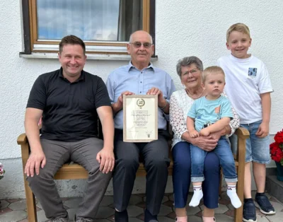 Bürgermeister Andreas Eckl (l.) überbrachte die Glückwünsche der Gemeinde zur diamantenen Hochzeit von Hans und Emilie Haimerl, die ihr Jubiläum gemeinsam mit ihrer Familie und den geliebten Urenkerl feierten. Foto: Regina Haimerl