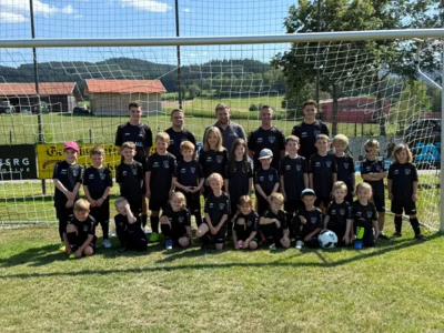 Die G-Jugend des SV Prackenbach durfte sich über eine neue Trainingsausrüstung freuen. Foto: SV Prackenbach