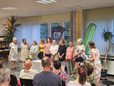 Mit der Schreibwerkstatt wagten sich die Autorinnen mit ihren Werken bei der Abschlusslesung am 31. Juli ins Licht der Öffentlichkeit. Foto: Privat (Bild vergr&ouml;&szlig;ern)