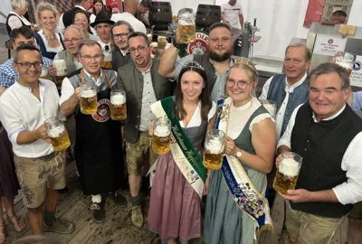 Nach dem Anzapfen des ersten Fasses beim Laurenzimarkt (Foto: Nadja Atzberger)