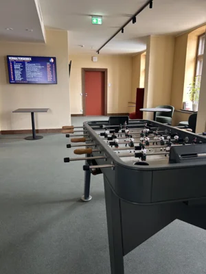 Im sanierten Bahnhofsempfangsgebäude ist ein moderner Coworking- und Business-Standort entstanden I Foto: Sahar Popal (Bild vergr&ouml;&szlig;ern)