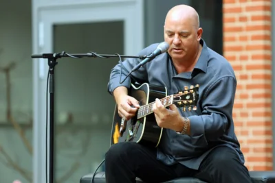 Marty Hall war bereits in der Museumsfabrik Pritzwalk zu Gast. Am 8. August gibt er wieder ein Konzert. Foto: Lars Schladitz (Museumsfabrik Pritzwalk) (Bild vergr&ouml;&szlig;ern)