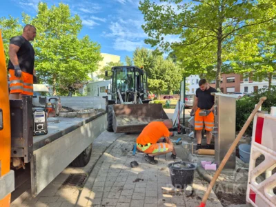 Zu Wochenbeginn wurden die frisch installierten Säulen von den Mitarbeitern des Bauhofes eingepflastert. Foto: Stadt Pritzwalk (Bild vergr&ouml;&szlig;ern)