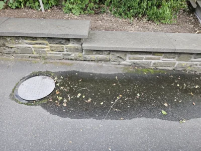 auslaufendes Wasser aus dem Schacht am Friedhof