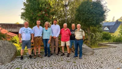 Foto mit den Feldgeschworenen der Gemeinde Fichtelberg mit Bürgermeister und Geschäftsleiter