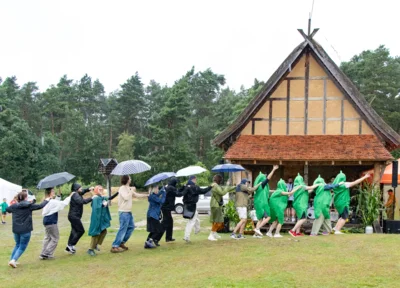 Tanzen im Regen auf dem GurkentagCPeterBecker-scaled (Bild vergr&ouml;&szlig;ern)