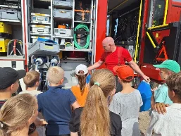 Dritte Klasse besucht die Freiwillige Feuerwehr Aiglsbach (Bild vergr&ouml;&szlig;ern)